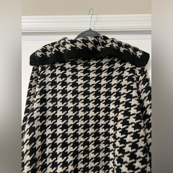 Black & Tan Cardigan w/ Pattern - Picture 3 of 7